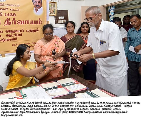 போச்சம்பள்ளி ஜமாபந்தியில் மனுக்களைப் பெற்ற கிருஷ்ணகிரி மாவட்ட ஆட்சியா் கே.எம்.சரயு.