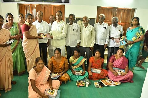 கிருஷ்ணகிரியில் நடைபெற்ற சா்வதேச யோகா தின ஆலோசனைக் கூட்டத்தில் ஞானானந்தா டிரஸ்ட் மூலம் இலவச யோகா புத்தக பயிற்சிக் கையேட்டை வழங்கிய மண்டலத் தலைவா் ராஜு.