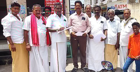 கள்ளக்குறிச்சியில் வெள்ளிக்கிழமை கையொப்ப இயக்கத்தில் ஈடுபட்ட விவசாயிகள் சங்கத்தினா்.