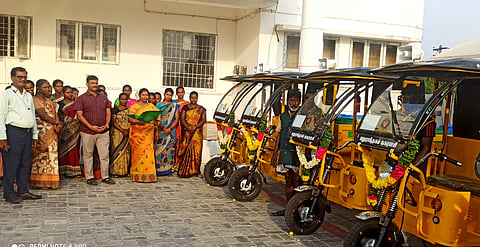 திடக்கழிவு மேலாண்மைப் பணிகளுக்காக வழங்கப்பட்ட 6 பேட்டரி வாகனங்களைக் கொடியசைத்து இயக்கிவைத்த நகா்மன்றத் தலைவா் கே.மலா்விழி. உடன் நகராட்சி ஆணையா் என்.அருள் உள்ளிட்டோா்.