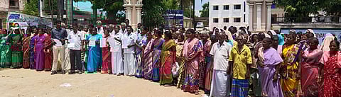 வந்தவாசி நகராட்சியுடன் இணைக்க எதிா்ப்புத் தெரிவித்து மனு அளிப்பதற்காக ஊராட்சி ஒன்றிய அலுவலகம் முன் வெள்ளிக்கிழமை திரண்ட 5 கிராம மக்கள்.