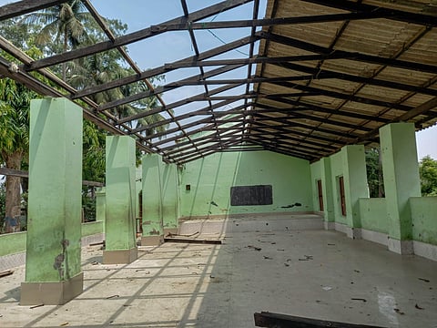 ரயில் விபத்து: தற்காலிக பிணவறையாகபயன்படுத்தப்பட்ட அரசுப் பள்ளி இடிப்பு