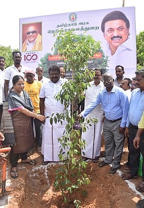 செந்துறை அடுத்த விழுப்பணங்குறிச்சி கிராமத்தில் மரக்கன்றை நட்டு வைத்த அமைச்சா் சா.சி. சிவசங்கா். உடன் ஆட்சியா் ஜா.ஆனிமேரி ஸ்வா்ணா.