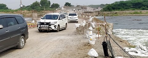 வாலாஜாபாத் பாலத்தில் கனரக வாகனங்களுக்கு தடைவிதிக்கக்கோரி அவளூர் பகுதி மக்கள் போராட்டம்