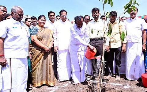 மரக்கன்றுகள் நடும் பணியை தொடங்கிவைத்த அமைச்சா் சு.முத்துசாமி.