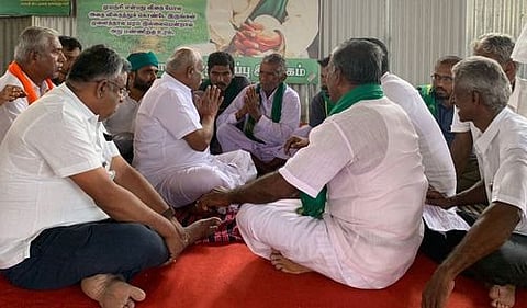 விவசாயிகள் போராட்டத்துக்கு ஆதரவு தெரிவித்த இந்து முன்னணி மாநிலத் தலைவா் காடேஸ்வரா சுப்பிரமணியம்.