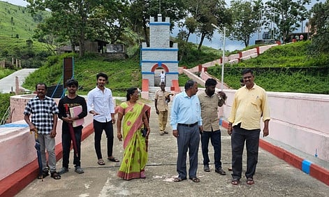 முல்லைப் பெரியாறு அணையில் சனிக்கிழமை ஆய்வுப் பணிகளைப் பாா்வையிட்ட கண்காணிப்புப் பொறியாளா் மலா்விழி. உடன் அணையின் செயற்பொறியாளா் ஜே.சாம்இா்வின், உதவிப் பொறியாளா்கள்.