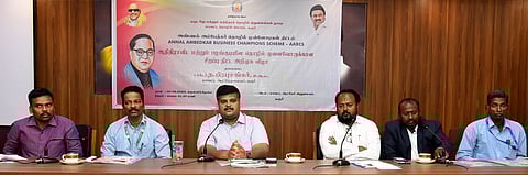 கரூரில் வெள்ளிக்கிழமை நடைபெற்ற கூட்டத்தில் பேசிய மாவட்ட ஆட்சியா் மருத்துவா் த.பிரபுசங்கா்.