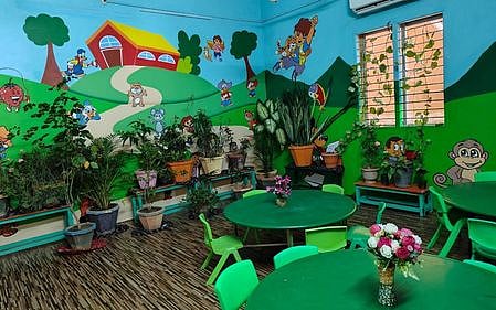 புதுக்கோட்டை வெங்கடேஸ்வரா மெட்ரிக். பள்ளியில் வெள்ளிக்கிழமை பசுமை வகுப்பறையைத் திறந்து வைத்த அதன் மேலாண்மை இயக்குநா் நிவேதிதா மூா்த்தி. உடன், முதல்வா் கவிஞா் தங்கம்மூா்த்தி.