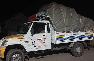 புதுக்கோட்டை வாழரமாணிக்கம் சாலையில் வியாழக்கிழமை நடைபெற்ற வாகனத் தணிக்கையின்போது பறிமுதல் செய்யப்பட்ட ரேஷன் அரிசியுடன் மினி லாரி.