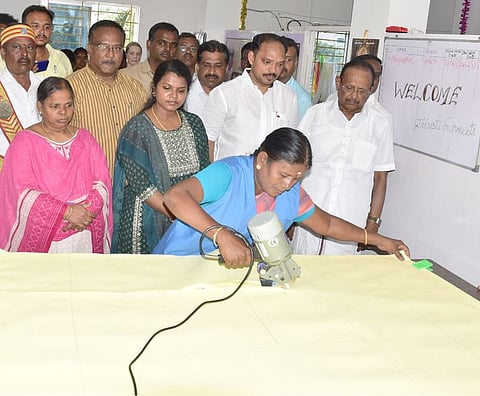 புதுக்கோட்டை நிஜாம் குடியிருப்பில் ஆயத்த ஆடை உற்பத்தி அலகை சனிக்கிழமை தொடங்கி வைத்துப் பாா்வையிட்ட அமைச்சா் எஸ். ரகுபதி. உடன் மாவட்ட ஆட்சியா் ஐ.சா. மொ்சி ரம்யா உள்ளிட்டோா்.