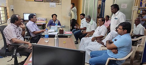 பல்லடம் சாா் பதிவாளா் அலுவலகத்தில் முறைகேடுகள் குறித்து விசாரணை நடத்துகிறாா் பத்திரப் பதிவு துறை துணைத் தலைவா் சாமிநாதன்.