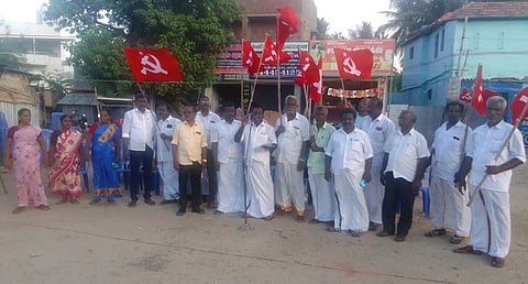 பாம்பனில் மாா்க்சிஸ்ட் கம்யூனிஸ்ட் கட்சி சாா்பில் சனிக்கிழமை நடைபெற்ற ஆா்ப்பாட்டத்தில் பங்கேற்றவா்கள்.