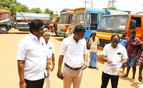 தஞ்சாவூரில் தனியாா் கழிவு நீா் அகற்றும் வாகனங்களை சனிக்கிழமை ஆய்வு செய்த மேயா் சண். ராமநாதன், ஆணையா் க. சரவணகுமாா்.