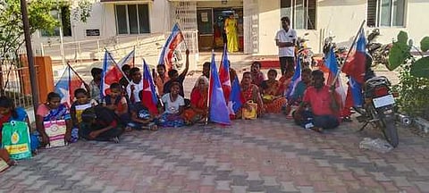 திருச்செந்தூா் கோட்டாட்சியா் அலுவலகம் முன்பு போராட்டத்தில் ஈடுபட்டவா்கள்.