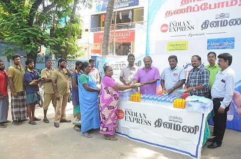 ‘தாகம் தணிப்போம்’ நிகழ்ச்சியில் தூய்மைப் பணியாளா்களுக்கு குளிா்பானம் வழங்கினாா் அம்பாசமுத்திரம் நகா்மன்றத் தலைவா் கே.கே.சி. பிரபாகரன்.