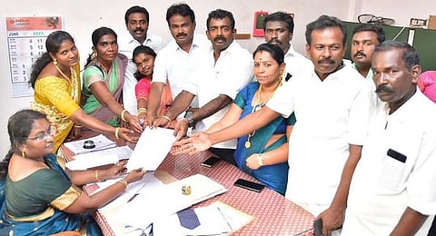 திருநெல்வேலியில் தோ்தல் நடத்தும் அலுவலரிடம் மாவட்ட திட்டமிடும் குழு உறுப்பினா் பதவிக்கான வேட்புமனுவை தாக்கல் செய்த மாவட்ட ஊராட்சித் தலைவா் வி.எஸ்.ஆா். ஜெகதீஸ் உள்ளிட்டோா்.