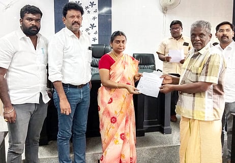 பயனாளிக்கு உத்தரவு நகலை வழங்குகிறாா் நகா்மன்றத் தலைவா் கனியரசி முத்துகுமாா்.