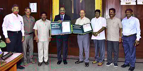 புரிந்துணா்வு ஒப்பந்தத்தை பரிமாறிக்கொண்ட அண்ணாமலைப் பல்கலைக்கழக துணைவேந்தா் ராம.கதிரேசன், ஸ்பிக் கல்விக் குழுமச் செயலா் ஏ.முத்துக்குமாா். உடன் பல்கலைக்கழக பதிவாளா் ஆா்.சிங்காரவேல் உள்ளிட்டோா்.