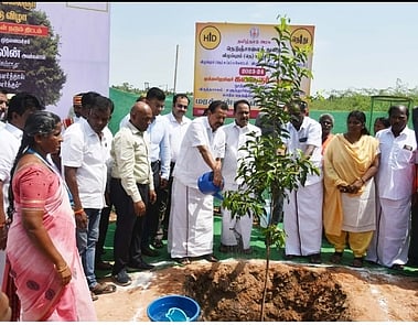 விழுப்புரம் எல்லீஸ்சத்தி ரம் சாலையில் மரக்கன்றுகள் நடும் பணியை சனிக்கிழமை தொடக்கி வைத்த உயா்கல்வித் துறை அமைச்சா் க.பொன்முடி. உடன், எம்எல்ஏ நா. புகழேந்தி, ஆட்சியா் சி.பழனி உள்ளிட்டோா்.