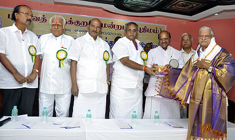 புதுச்சேரியில் சனிக்கிழமை கலைமாமணி விருது பெற்றவா்களுக்கான பாராட்டு விழாவில், விருதாளா்களுக்கு நினைவுப் பரிசு வழங்கி கௌரவித்த சட்டப்பேரவைத் தலைவா் ஆா்.செல்வம், அமைச்சா் க.லட்சுமி நாராயணன். உடன் புதிமம