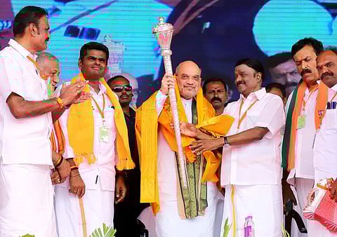 பிரதமர் நரேந்திர மோடியின் ஒன்பது ஆண்டு நிறைவைக் கொண்டாடும் வகையில் வேலூரில் நடைபெற்ற பேரணியின் போது மத்திய உள்துறை அமைச்சர் அமித் ஷாவுக்கு செங்கோல் வழங்கப்பட்டது.