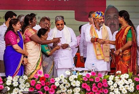 மகளிருக்கான இலவச பேருந்து பயணத்தை தொடங்கி வைத்து  ஒன்றாக பயணித்த முதல்வர், துணை முதல்வர்!