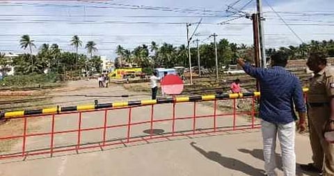 மூடப்பட்டுள்ள ஊட்டுவாழ்மடம் ரயில்வே கடவுப்பாதை.