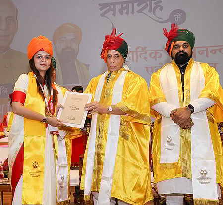 பிகாா் மாநிலம் ரோதாஸில் உள்ள கோபால் நாராயண் சிங் பல்கலைக்கழக பட்டமளிப்பு விழாவில் மாணவிக்கு சான்றிதழ் வழங்கிய பாதுகாப்புத் துறை அமைச்சா் ராஜ்நாத்.