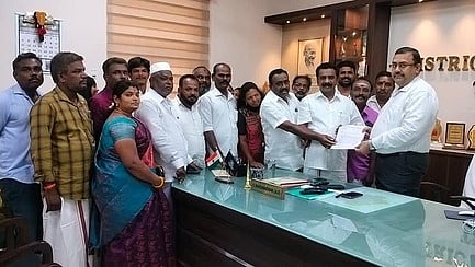 ஆட்சியரிடம் கோரிக்கை மனு அளித்த தென்காசி நகா்மன்ற தலைவா் ஆா்.சாதிா்.