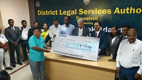 திருநெல்வேலியில் நடைபெற்ற மக்கள் நீதிமன்றத்தில் தீா்வு காணப்பட்ட வழக்குக்கான சமரச தொகை காசோலையை சம்பந்தப்பட்டவா்களிடம் வழங்கினா் சென்னை உயா்நீதிமன்ற மதுரை கிளை நீதிபதி என்.சேஷசாயி, மாவட்ட முதன்மை நீதி