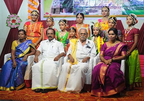 சேரன்மகாதேவி தமிழ்ப் பேரவை 60 ஆவது ஆண்டு விழாவின் தொடக்க நிகழ்ச்சியில் பங்கேற்றோா்.