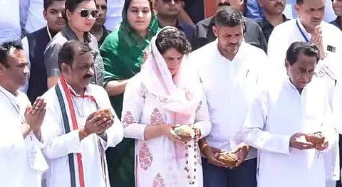 நர்மதா ஆற்றில் பூஜை செய்த பிரியங்கா காந்தி!