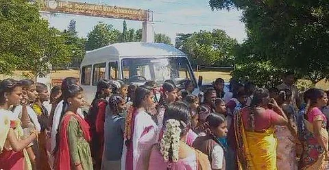 திருச்சியில் பள்ளிக்கு சீல்: மாணவ, மாணவிகள் காத்திருப்பு