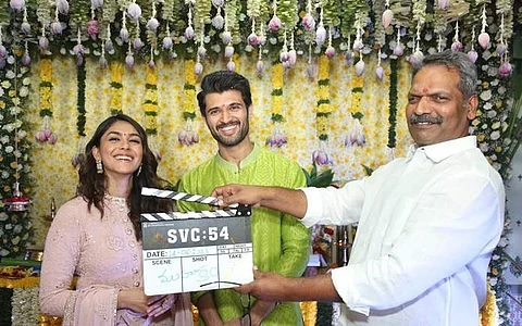 விஜய் தேவரகொண்டாவின் 13வது படம்: வைரலாகும் பூஜை புகைப்படங்கள்!