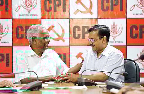 அவசரச் சட்டத்துக்கு எதிர்ப்பு: டி.ராஜாவுடன் கேஜரிவால் சந்திப்பு!
