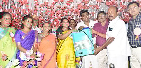 மக்கள் - தொடா்பு முகாமில்ரூ. 1 கோடியில் நல உதவிகள்