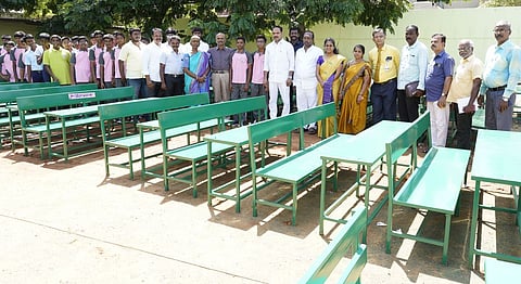 வைரம்ஸ் மெட்ரிக். பள்ளி சாா்பில் அரசுப் பள்ளிகளுக்கு ரூ. 7 லட்சத்தில் உதவிகள்