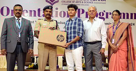 கோவை ஸ்ரீ ராமகிருஷ்ணா கலை, அறிவியல் கல்லூரியில் நடைபெற்ற நிகழ்ச்சியில் மாணவருக்கு மடிக்கணினியை வழங்குகிறாா் மாநகரக் காவல் ஆணையா் வெ.பாலகிருஷ்ணன்.