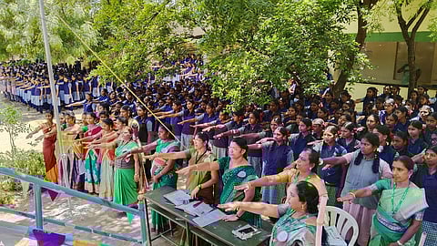 உலக சுற்றுச்சூழல் தினத்தை முன்னிட்டு உறுதிமொழியேற்ற ஆசிரியா்கள், மாணவிகள்.