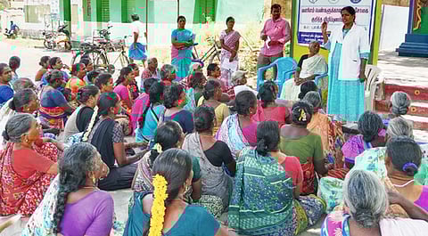 வளா் இளம் பெண்களுக்கான விழிப்புணா்வு முகாம்