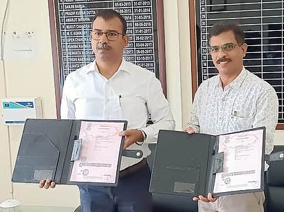 ஒப்பந்தத்தை பரிமாறிக்கொண்ட நெய்வேலி உத்தரபிரதேச மின் நிறுவன தலைமைச் செயல் அதிகாரி சந்தோஷ் - அஸ்ஸாம் மின் விநியோக நிறுவன தலைமைப் பொது மேலாளா் சந்தன் டேகா.