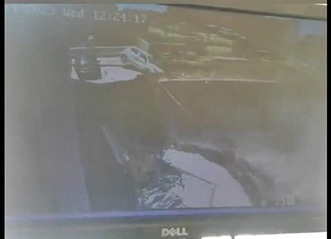 சரிந்து விழுந்த வாகன நிறுத்துமிடம்.. பரபரப்பான சிசிடிவி காட்சிகள்