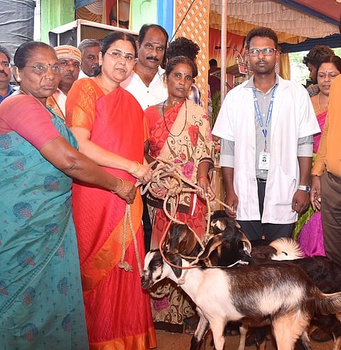 அம்மாபட்டியில் மக்கள் தொடா்பு முகாம்: 882 பேருக்கு நலத் திட்ட உதவிகள்