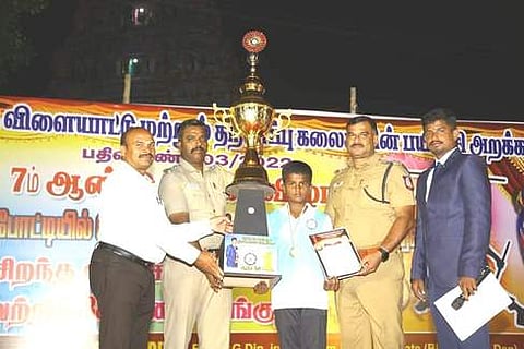 தேசிய சிலம்பாட்டப் போட்டிகளில் சிறப்பிடம்: வீரா்களுக்கு பரிசு