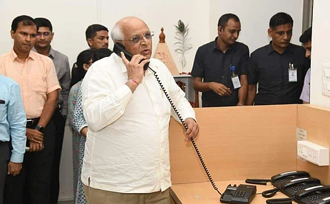 கடந்த செவ்வாய்க்கிழமை அவசரகால செயல்பாட்டு மையத்தில் ஆய்வு மேற்கொண்ட குஜராத் முதல்வர்.