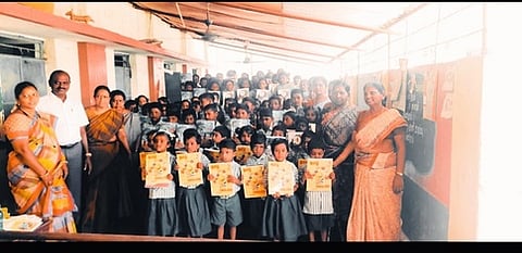 மாணவா்களுக்கு விலையில்லா பாடநூல்கள், குறிப்பேடுகள்