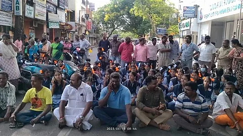 புதுச்சேரி கம்பன் கலையரங்கம் முன்பு சாலையில் அமர்ந்து சாலை மறியல் போராட்டத்தில் ஈடுபட்டுள்ள சுப்பிரமணிய பாரதியார் பெண்கள் மேல்நிலைப் பள்ளியின் மாணவியர்.