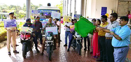 சேலம் ரயில்வே கோட்ட அலுவலகத்தில் விழிப்புணா்வு வாகனப் பேரணியைத் தொடங்கி வைக்கும் ரயில்வே கோட்ட மேலாளா் பங்கஜ் குமாா் சின்ஹா.