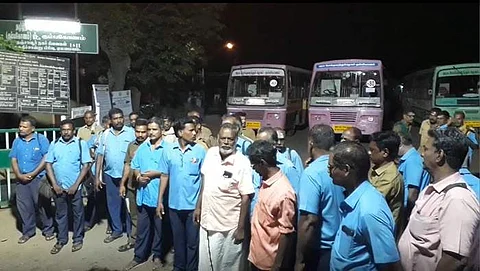 அரசு போக்குவரத்து ஊழியர்கள் மீது நள்ளிரவு தாக்குதல்: பேருந்துகளை இயக்காமல் ஊழியர்கள் போராட்டம்